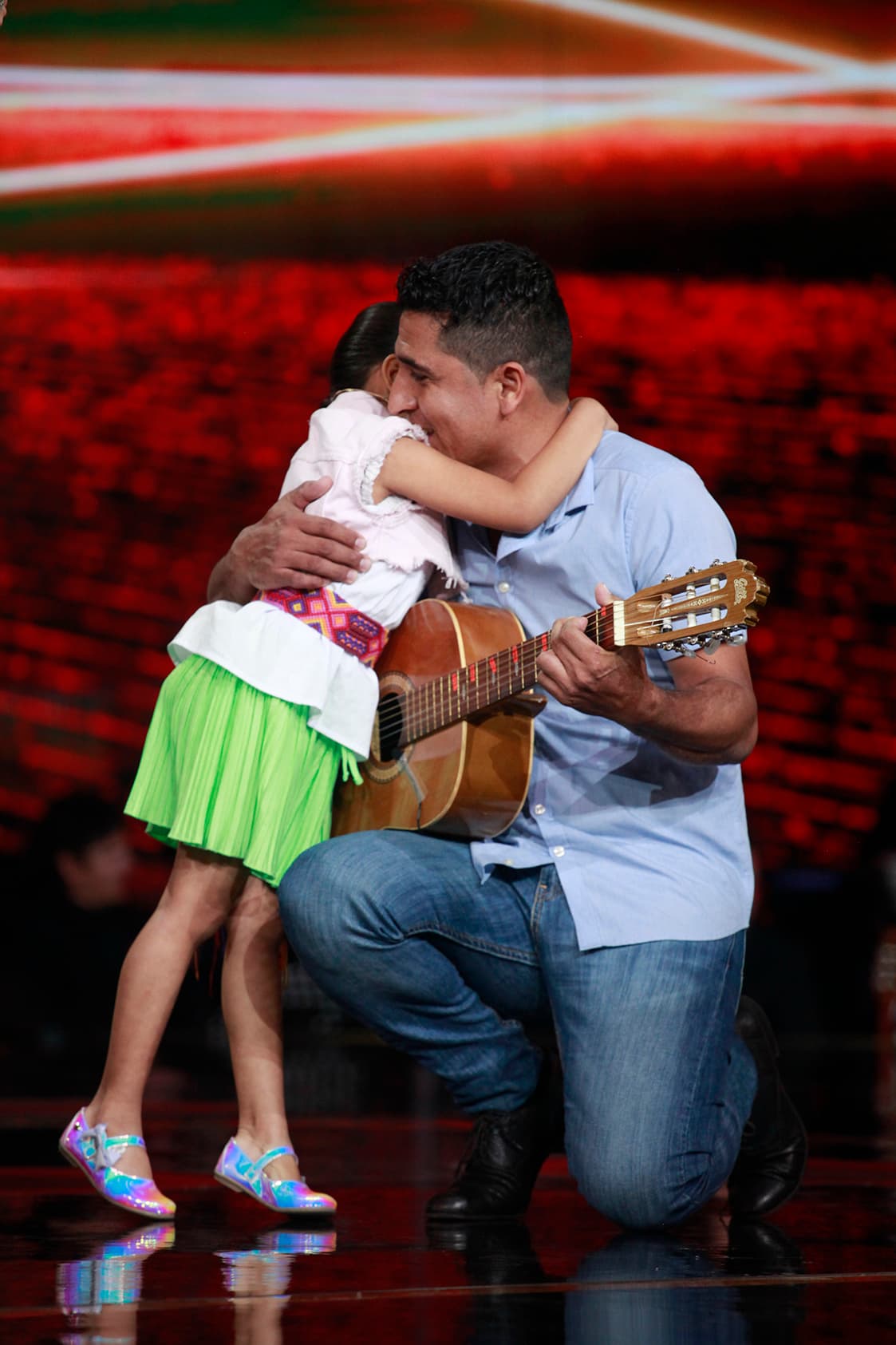 Cuando papá e hija terminaron de cantar se escuchó claro como uno al otro se dijeron: "Te amo muchisimo".