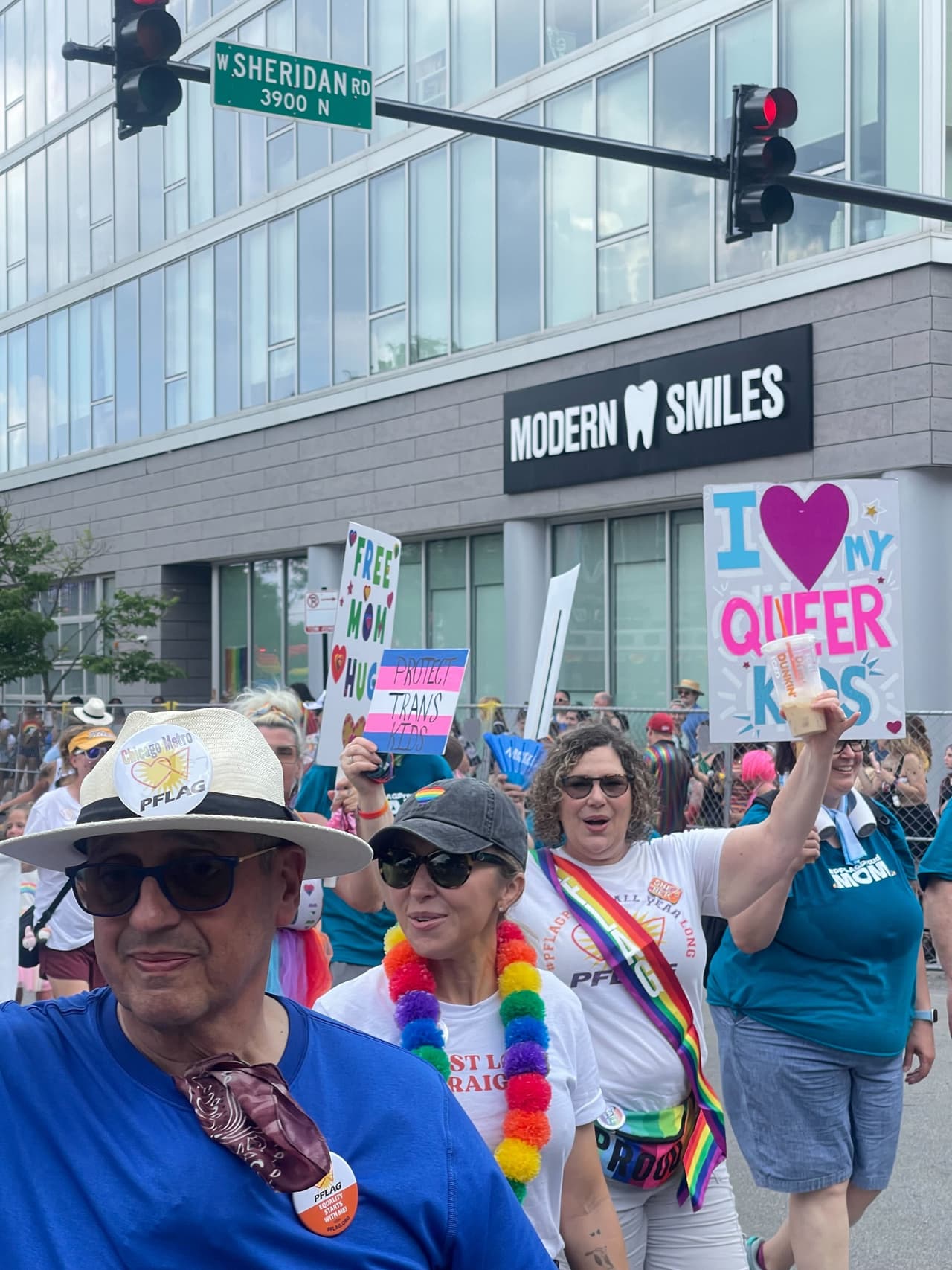 Las mariscales del desfile fueron las doctoras Maya Green y Catherine Creticos, reconocidas por su labor en salud y derechos de la comunidad.