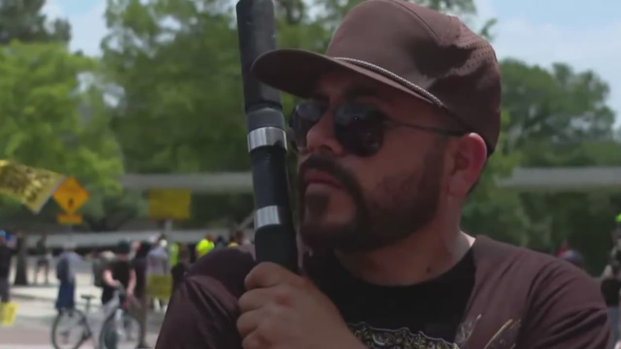 Cientos de personas se han dado cita este sábado en Dallas para participar en la protesta ‘No Kings’ y alzar sus voces en defensa de los derechos de los inmigrantes, así como en rechazo a los recientes operativos de las autoridades migratorias en todo el país. “Estamos aquí apoyando porque mucha gente no tiene voz y no puede salir a las calles por miedo”, afirmó un manifestante que asistió a la movilización ondeando la bandera mexicana.