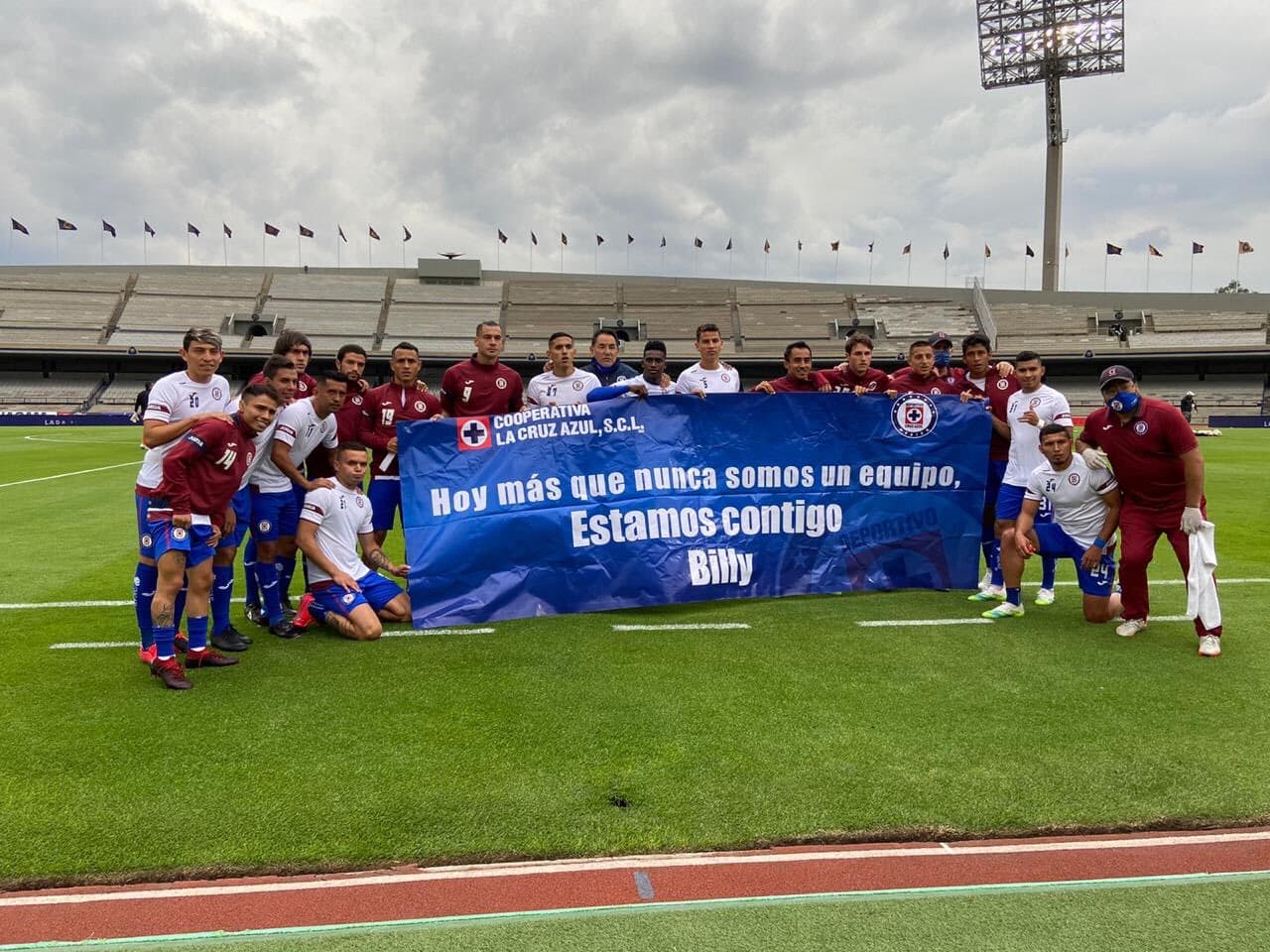 Cruz Azul vuelve a sacar manta en apoyo a Billy Álvarez