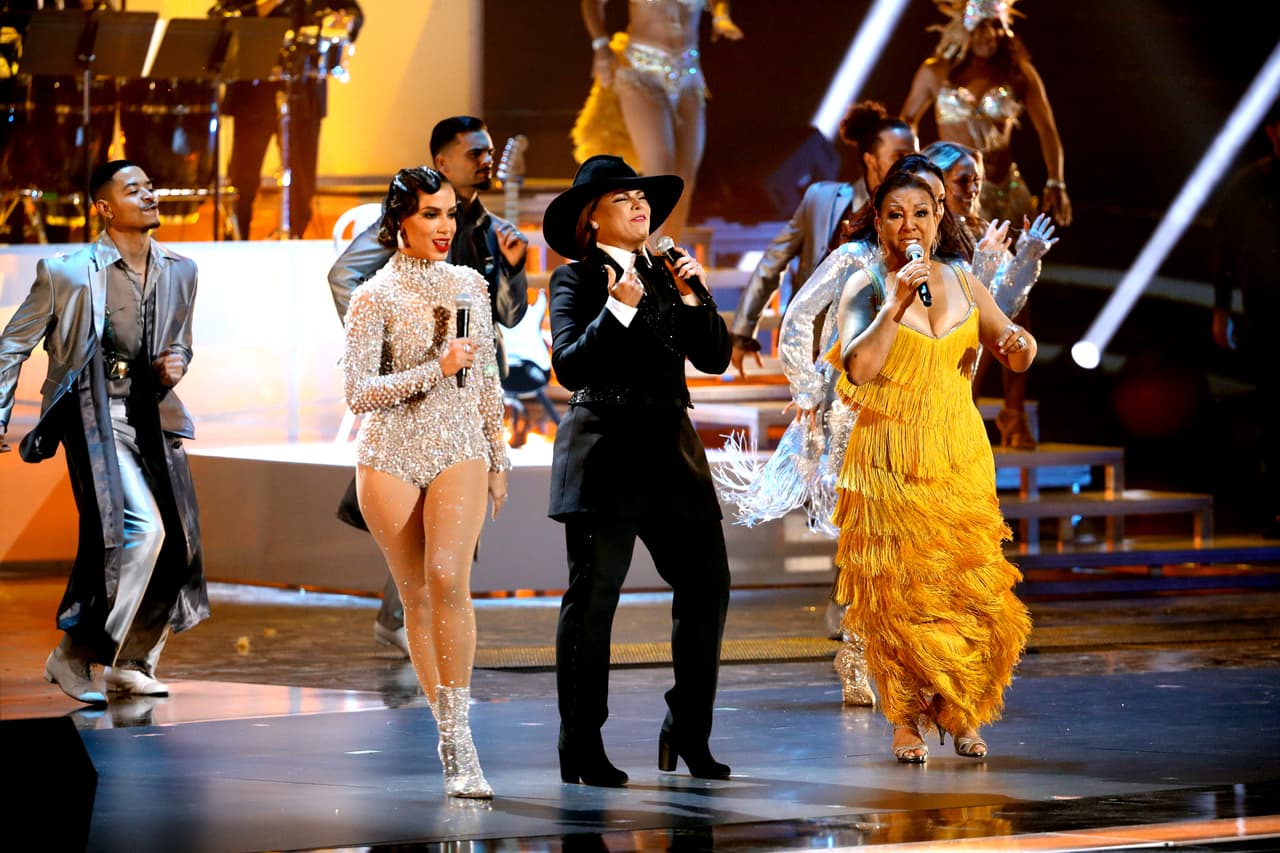 A mitad de la canción, la brasileña Anitta se les sumó, dándole su toque a 'La vida es un carnaval'.