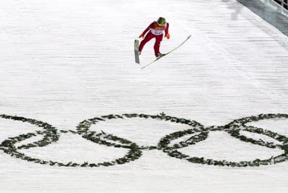 El medallista de oro Kamil Stoch de Polonia, en acción durante la competición de saltos de esquí en el Centro de salto Gorki Russki en los Juegos Olímpicos de Sochi.