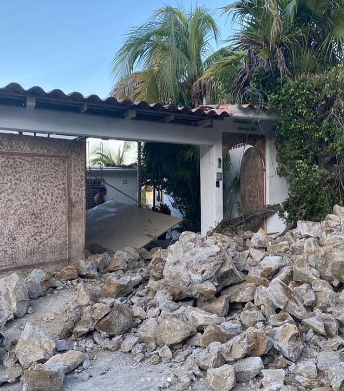 "
<b>Me fue 'remal' allá en mi casa de Acapulco caray</b>, anoche que hablé a la casa pues era todo de '¡Ay se cayeron las copas, que se cayó la bocina, que un florero!, pero pues hoy en la mañana ya me mandaron fotos", compartió a la prensa este 8 de septiembre, reportó 'Ventaneando'.
<br>