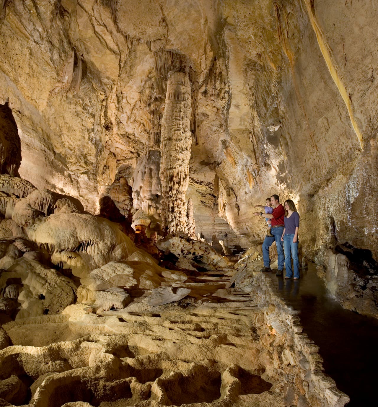 Durante el recorrido, los visitantes escuchaban la historia de la Natividad en un espectáculo con video, música y luces.
