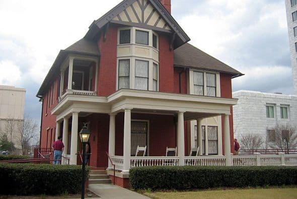En Midtown, la Casa y Museo Margaret Mitchell , ofrece recorridos de la vida de la autora a través de The Literary Center. Conocida por su colección de recuerdos de cine de "Lo que el viento se llevó". (Imagen de Wikipedia)