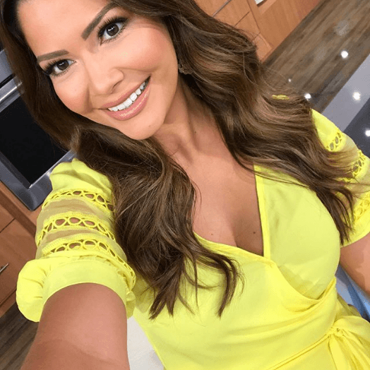 Desde inicio de primavera, Ana Patricia ha incluido en su guardarropa prendas de vestir en colores fluorescentes que sus fanáticos han aplaudido.