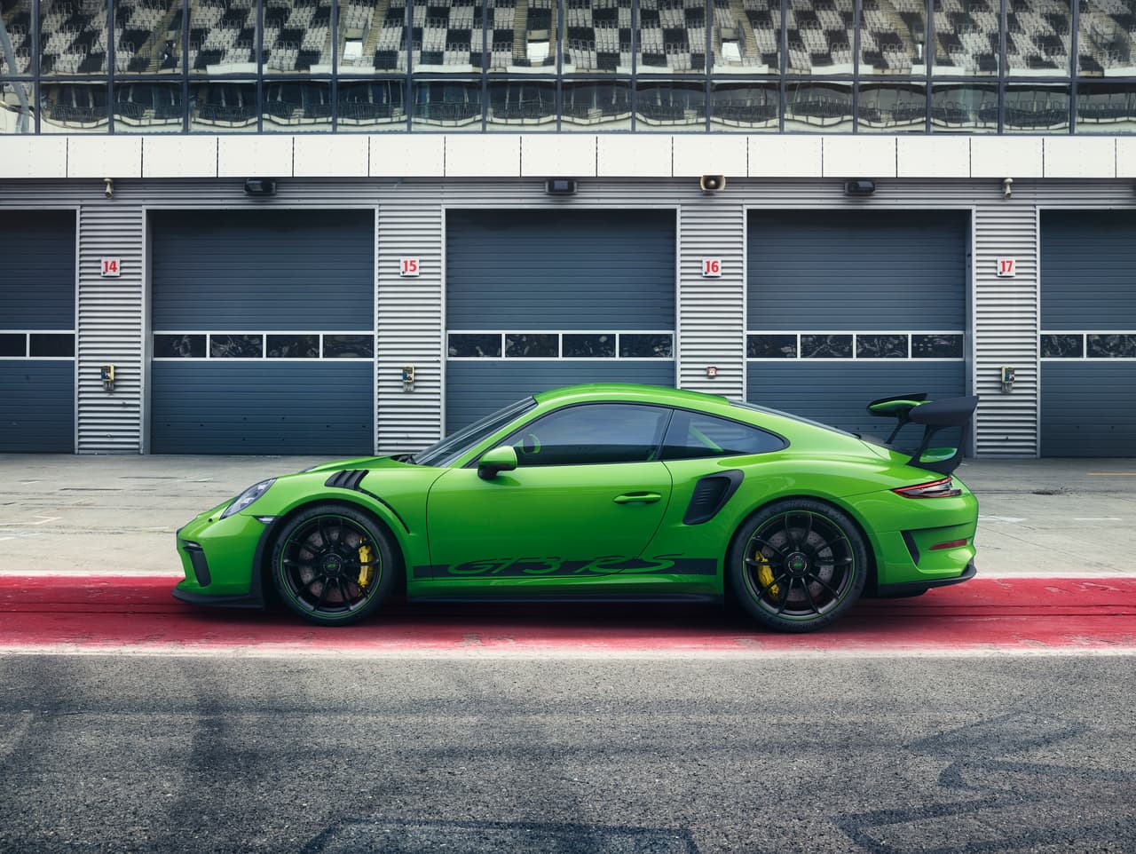 Tal como en el 911 GT2 RS, el GT3 RS puede ser equipado con el paquete opcional Weissach que minimiza el peso del carro hasta 1,430 kg gracias a elementos de fibra de carbono en el chasis, exterior e interior. Además, se puede optar por ruedas de magnesio ultralivianas.