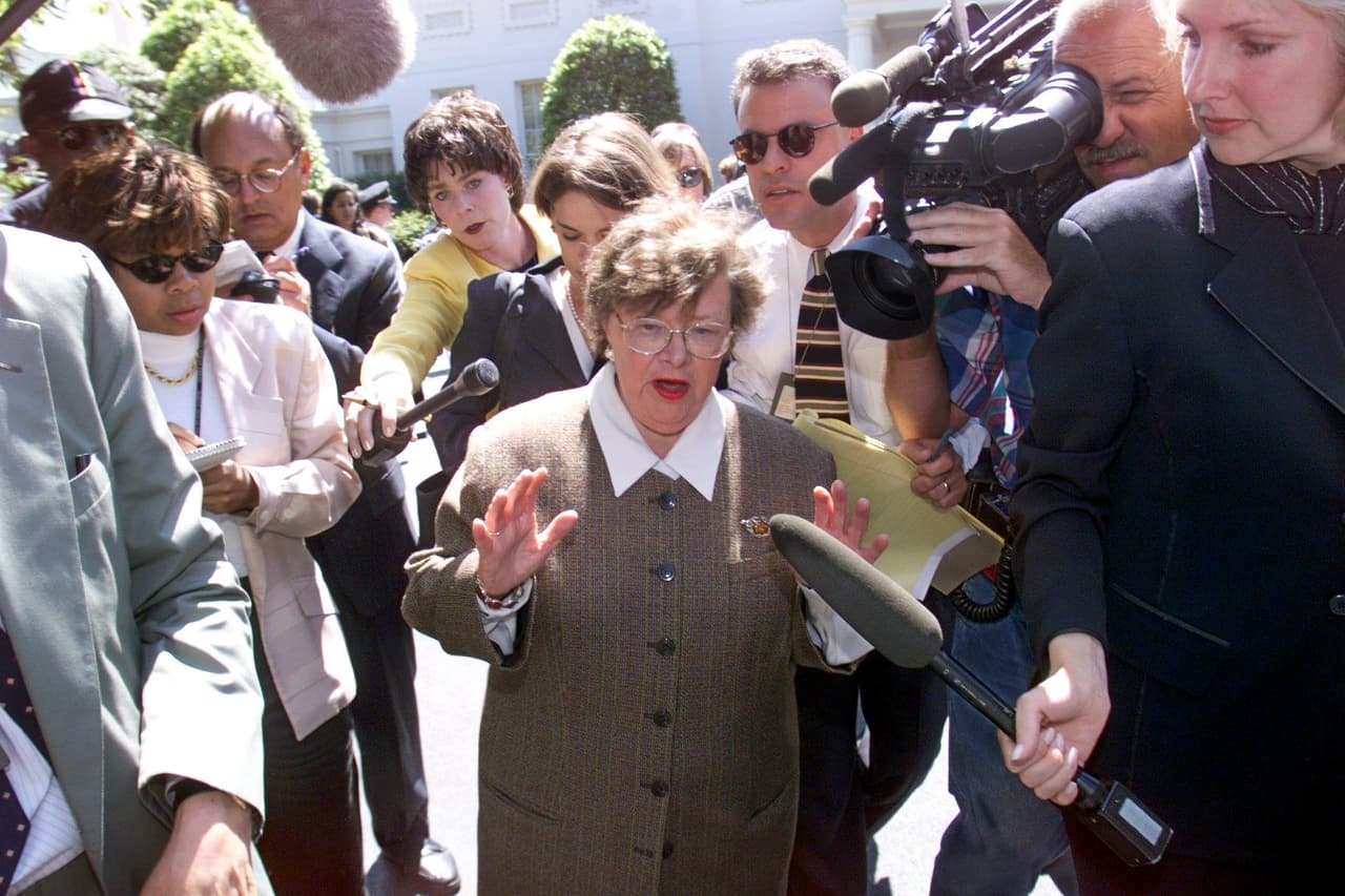 <b>1990 | En la política</b>
<br>A pesar de todos estos avances, en el Senado estadounidense las mujeres aún no podían llevar trajes de pantalón. Barbara Mikulski (en la foto) y Carol Moseley Braun fueron las primeras en hacerlo en 1993, desterrando la norma para siempre. Mikulski tuvo que pedirle permiso al senador Robert Byrd, y por suerte, pudo convencerlo. Recordando el día que entró por primera vez en el Senado con pantalones, Mikulski expresó: "Es como si hubiera caminado sobre la luna". 
<br>En el Congreso esta regla se rompió antes gracias a Charlotte Reid, congresista por Illinois, quien lució un pantsuit en 1969. Gerald Ford, presidente poco después, dijo que fue una gran decisión y la animó a continuar con ello.
<br>
