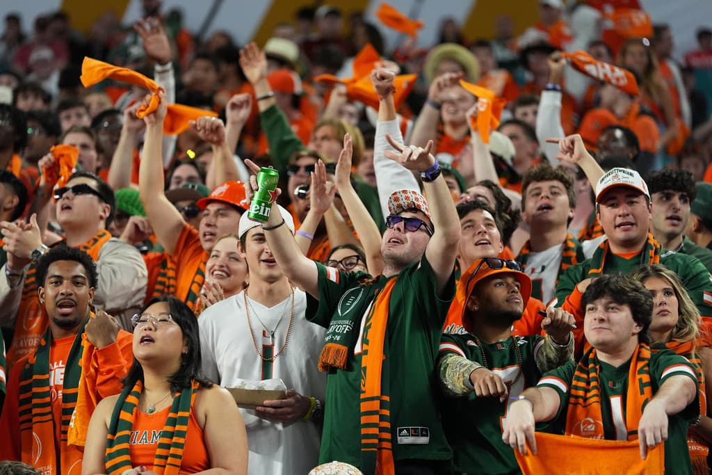 Los fanáticos de la Universidad de Miami acompañando a su equipo.