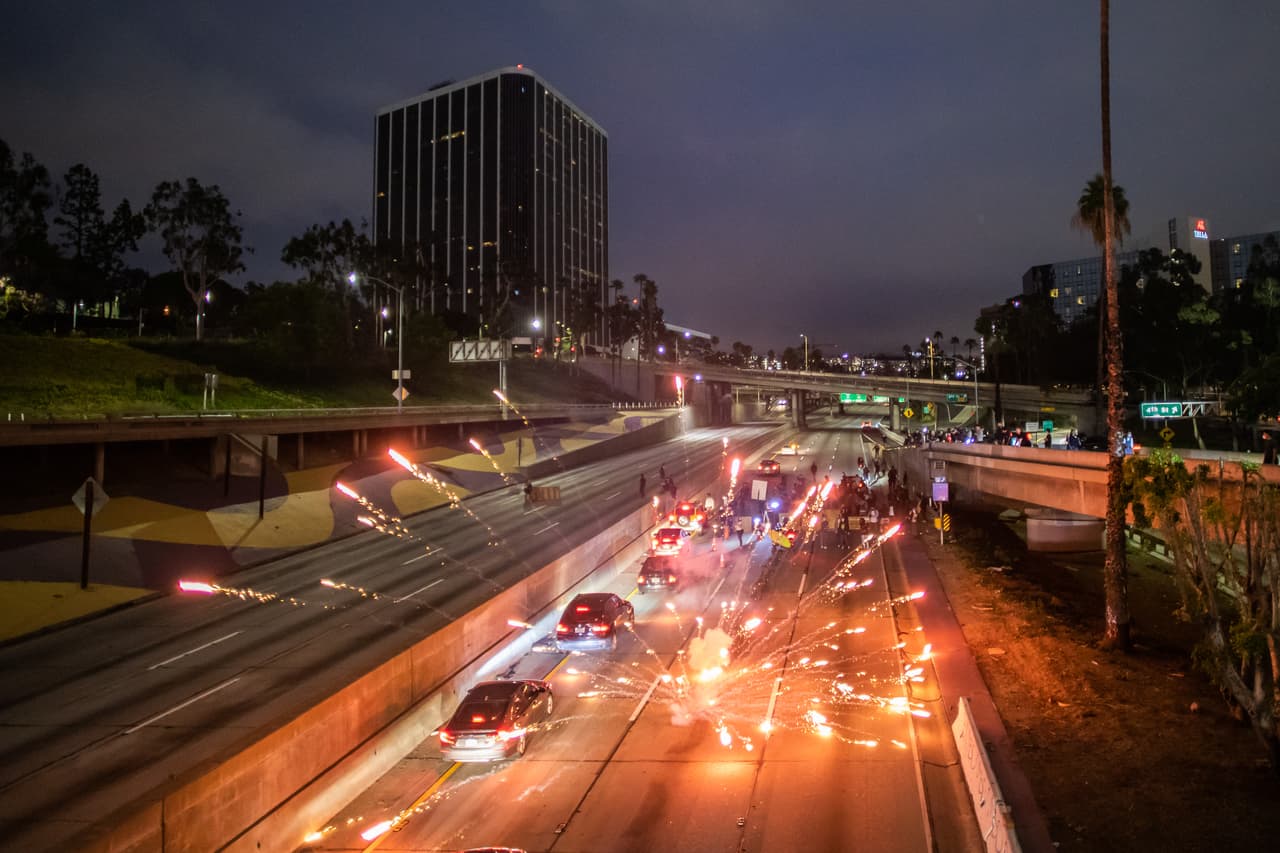 Algunos manifestantes iniciaron a lanzar fuegos artificiales y otros objetos en medio de la vía.