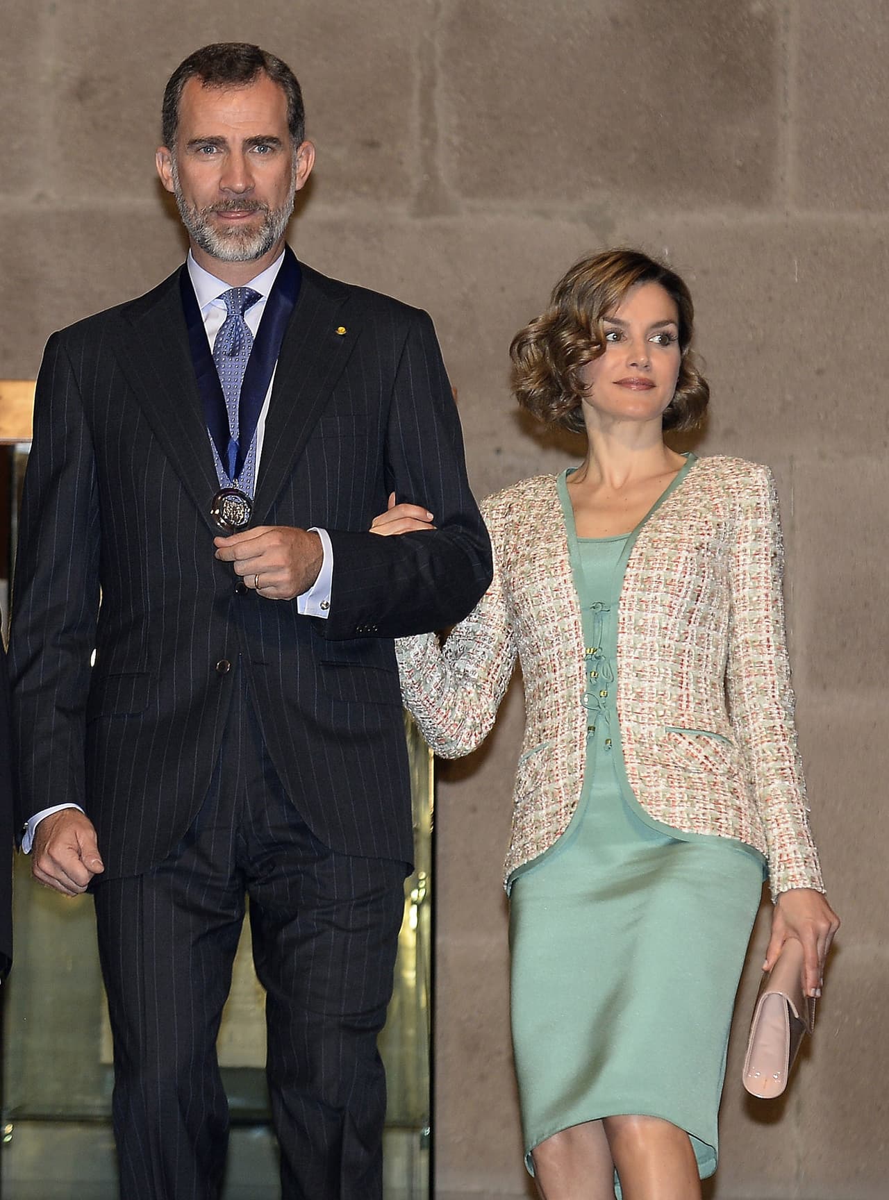 Mientras que la reina destaco con un vestido color verde agua y una chaqueta en una combinación de tonos blanco y rosa.