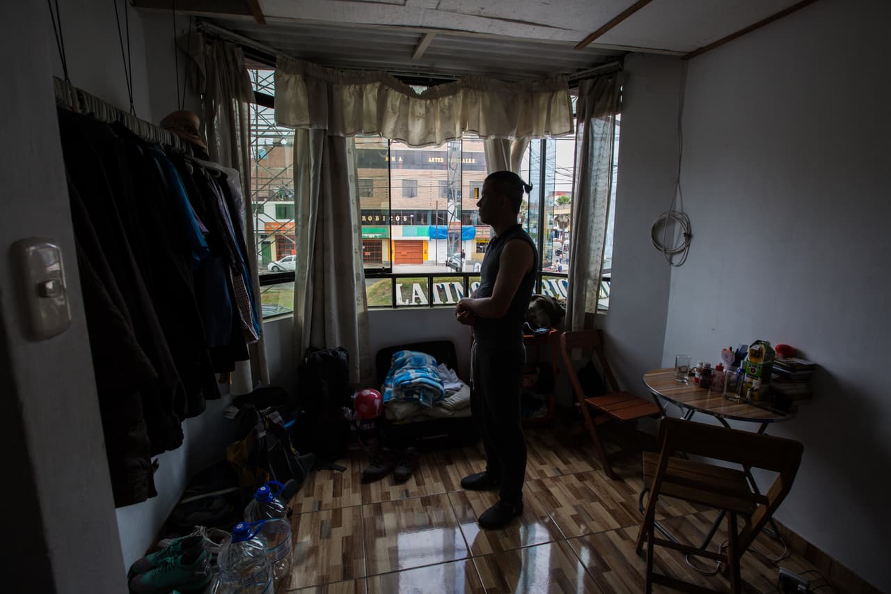 Alfonzo, de 37 años es uno de los más de 1,100 migrantes venezolanos registrados por el sistema sanitario peruano como pacientes con VIH: “Me angustiaba la sola idea de pensar que no iba a conseguir las medicinas. A ello súmale el temor de no saber qué comer”, dice al explicar por qué tomó la decisión.