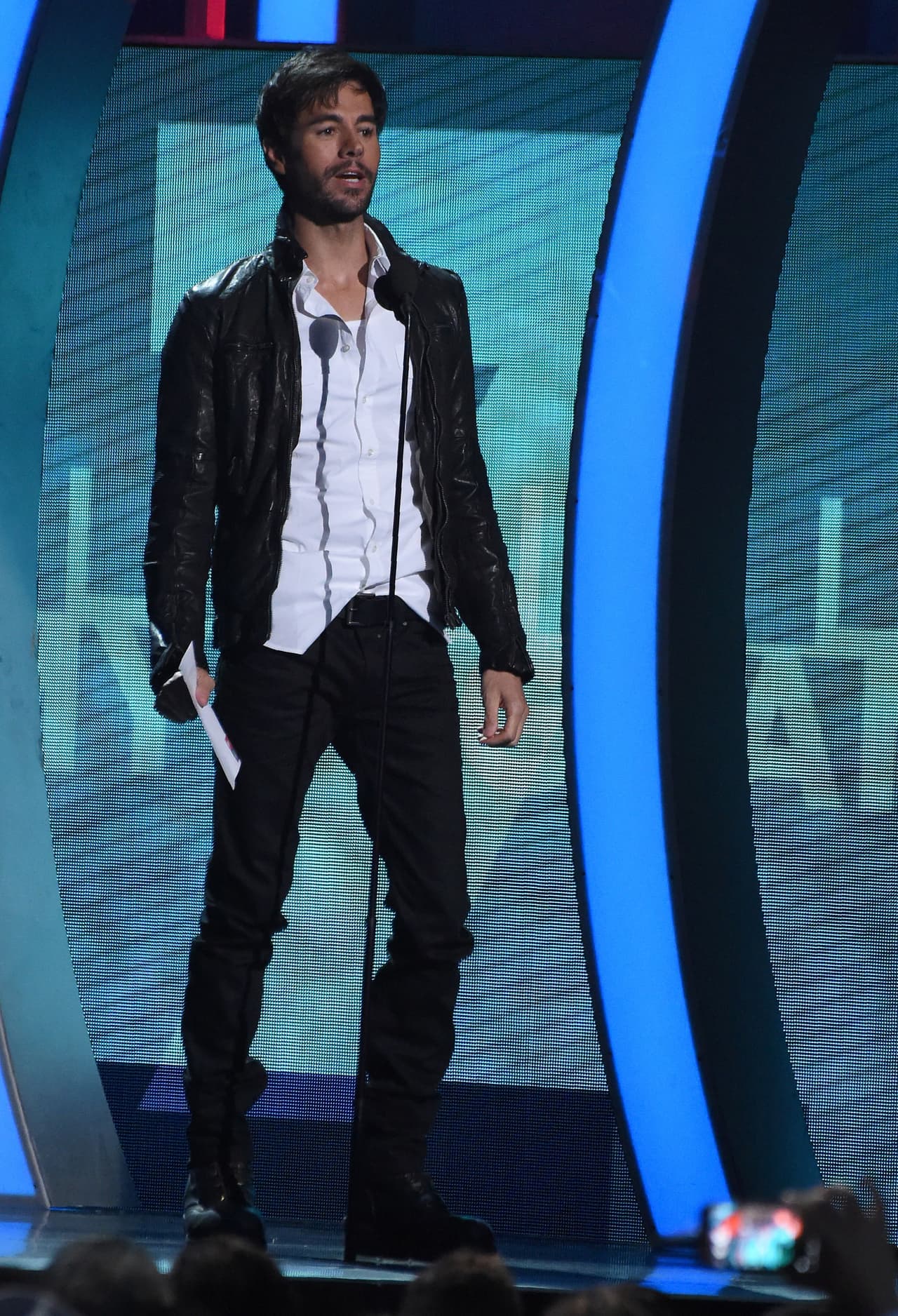 Otra de las sorpresas de la noche fue Enrique Iglesias, quien entregó el premio a Mejor Nuevo Artista...