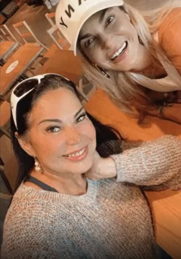 "A los que no soportan la felicidad ajena ni las metas logradas… 
<b>A los que se retuercen en el estiércol del egoísmo</b>, la envidia, la negación, la miseria, la pobreza, la ignorancia, la falta de humanidad y de Dios".
<br>