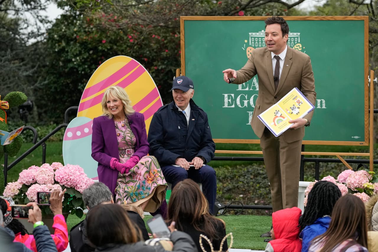 Jill Biden, Joe Biden y Jimmy Fallon, presentador de "Tonight Show". "Este año finalmente nos reunimos de nuevo, y es muy especial", dijo el presidente a los invitados.
<br>
<br>