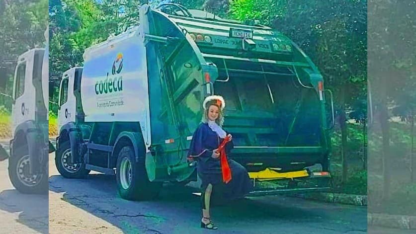 Lindiane Godoi junto al camión de basura en el que trabajó durante 12 años.