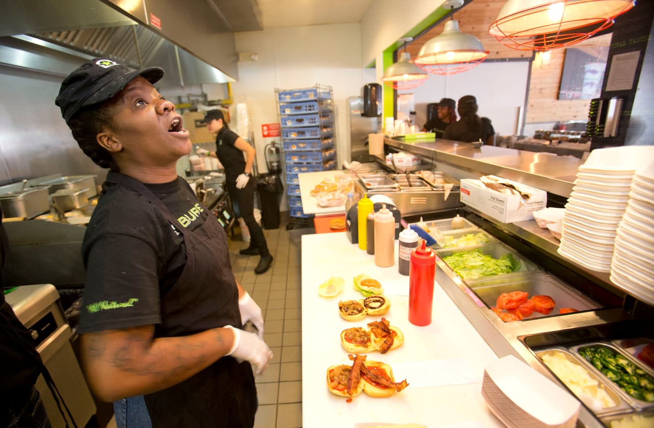 <b>BurgerFi. Calificación: A. </b>Tiene 92 locales en EEUU y sus ventas en 2017 fueron de 150 millones de dólares. Es la empresa más pequeña analizada en el estudio. En el cuestionario enviado por los investigadores respondieron que solo venden carne sin antibióticos y en su sitio web está publicada su política. No hay ninguna auditoría externa sobre el tema, pero sí una interna. Logró 91 puntos de 100 en la evaluación.