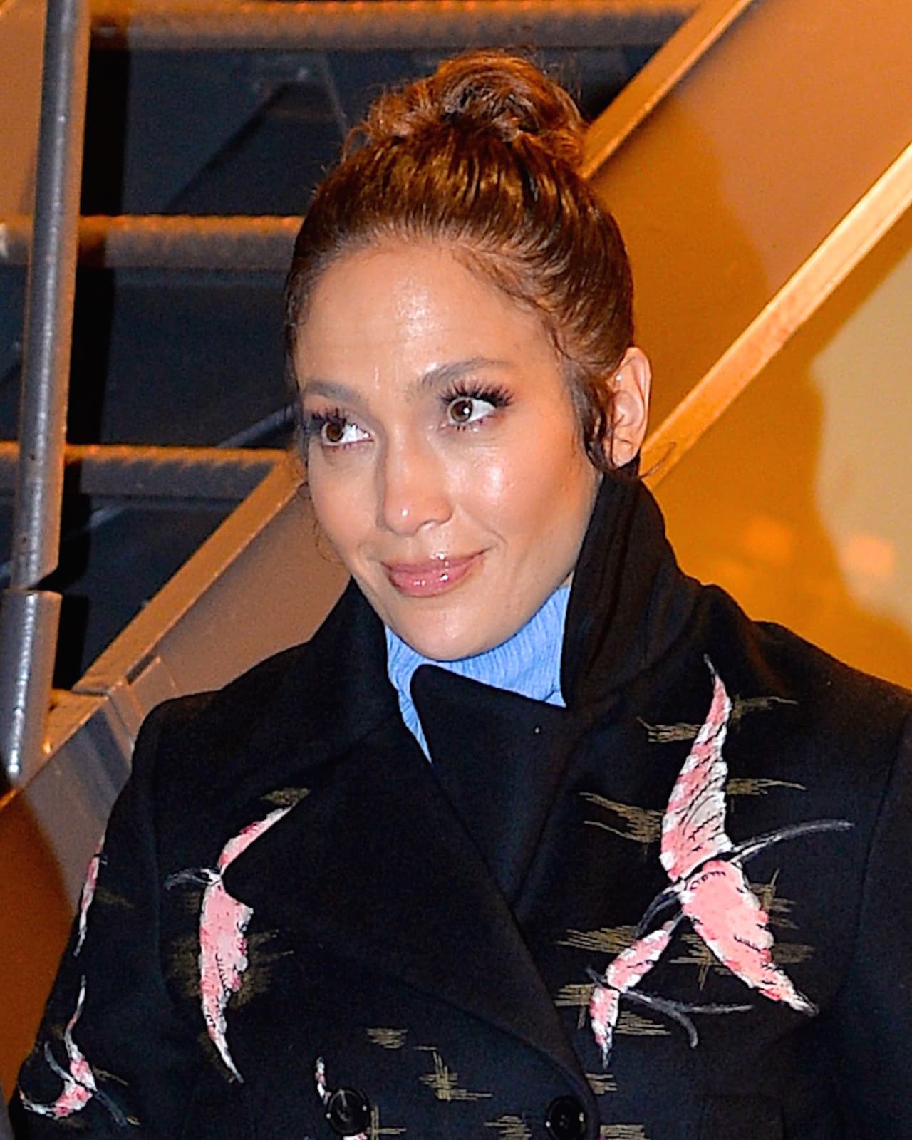 Con poco maquillaje y el cabello recogido.