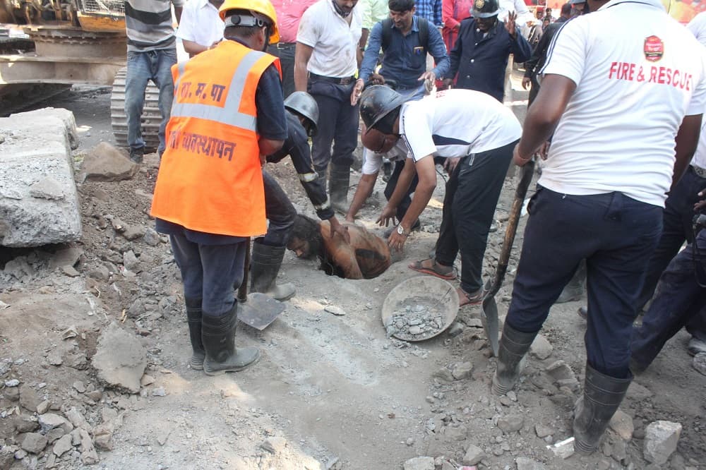 Las autoridades decidieron no romper todo el suelo donde se encontraba atrapado por miedo a que pudiera resultar herido.