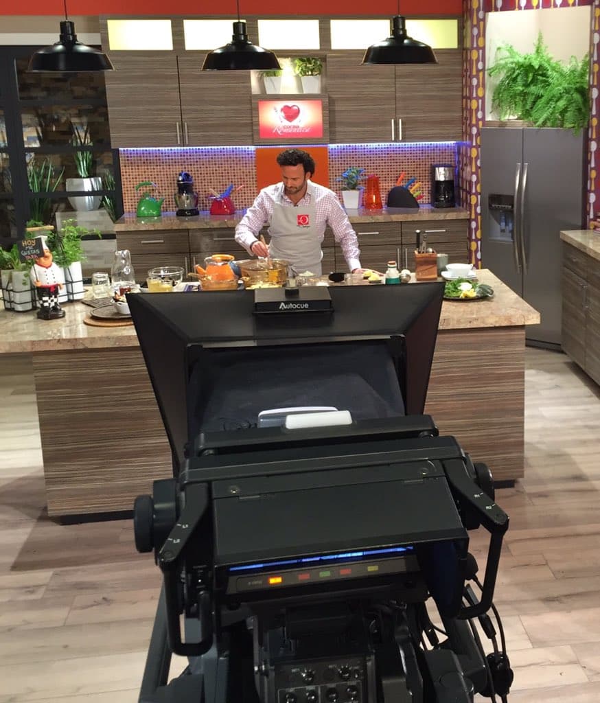 Asi se ve nuestra cocina detrás e la cámara.