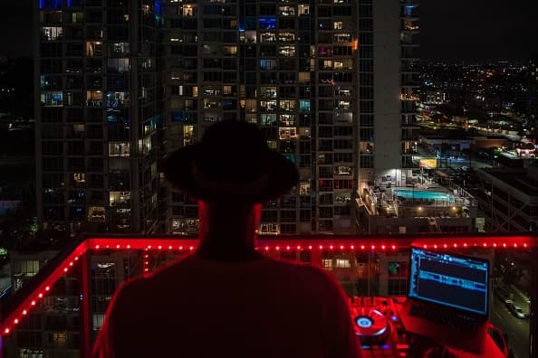 En la imagen, el popular DJ Noel Brandon, conocido como DJ IAMNOEL ofreció un concierto en la terraza de su apartamento en honor a todos los trabajadores que de una forma u otra trabajan al frente de combate del coronavirus. ¡Gracias!