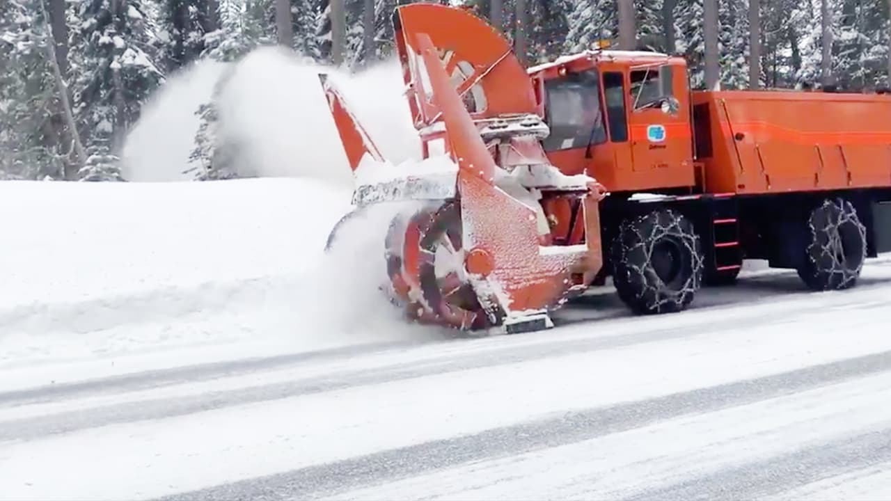 <b>La interestatal 50 que va desde Sacramento hasta la frontera con Nevada está cubierta de nieve.</b> Los camiones remueven a toda velocidad el manto blanco antes que la tormenta se intensifique.
<br>
<br>
