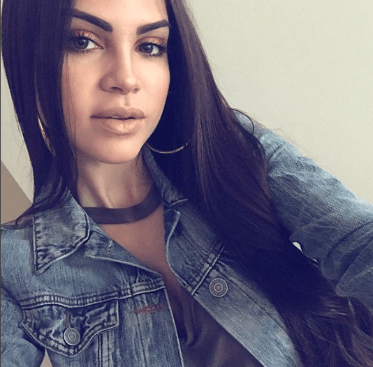 A los 14 años comenzó a componer y grabar sus canciones.