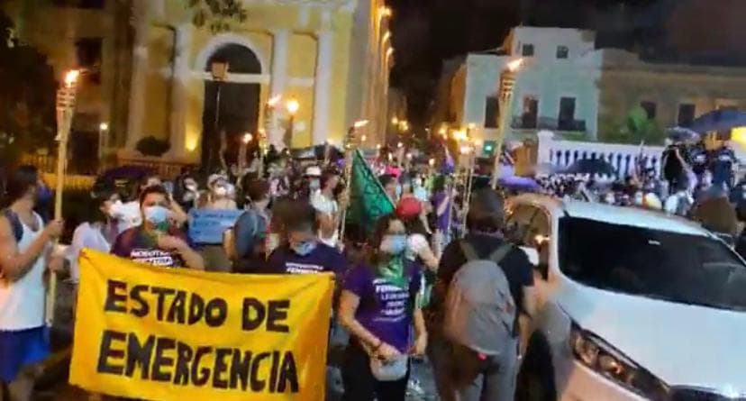 "Estado de emergencia ya", se lee en las pancartas.