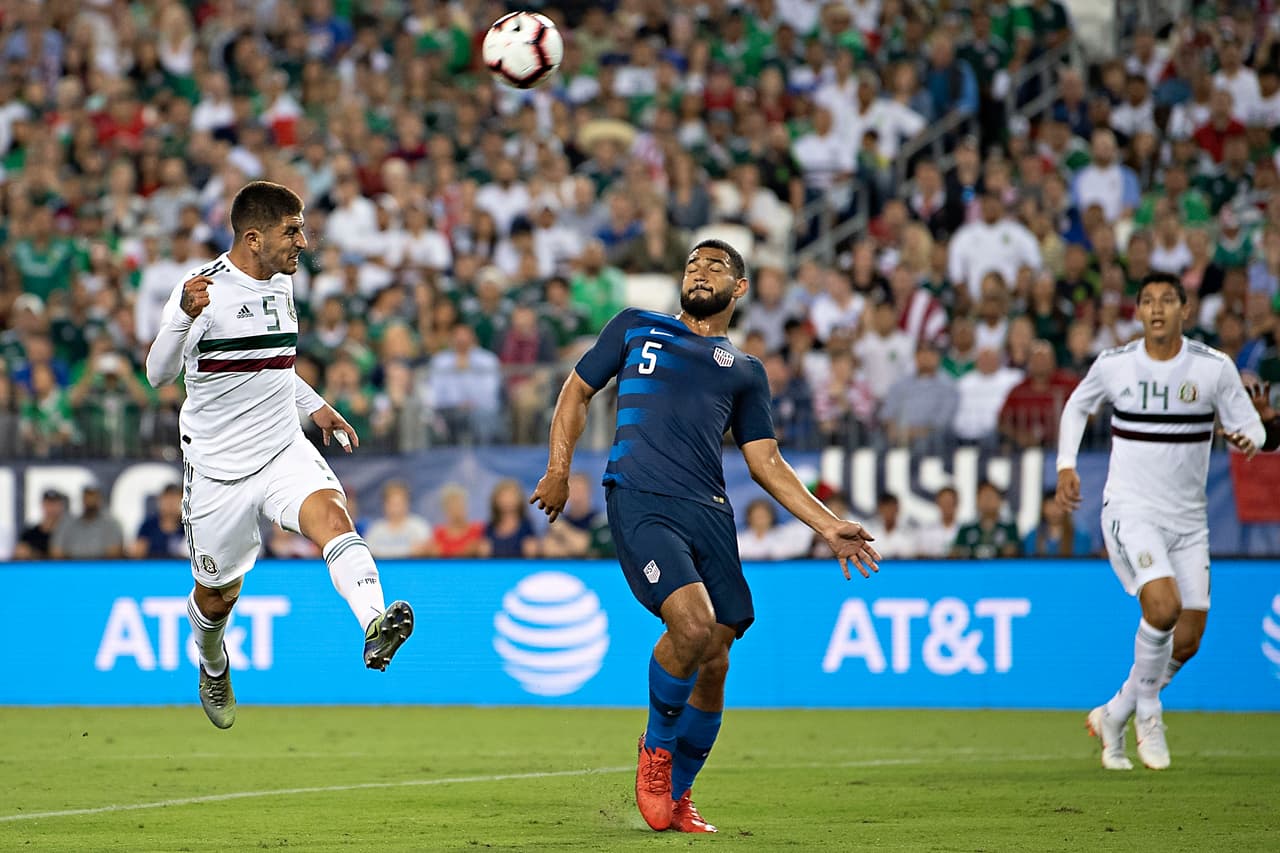 El equipo de Estados Unidos intentó por vía aérea causar estragos a la zaga mexicana pero con muy poco éxito, tras 45 minutos apenas sumaron un tiro a puerta.