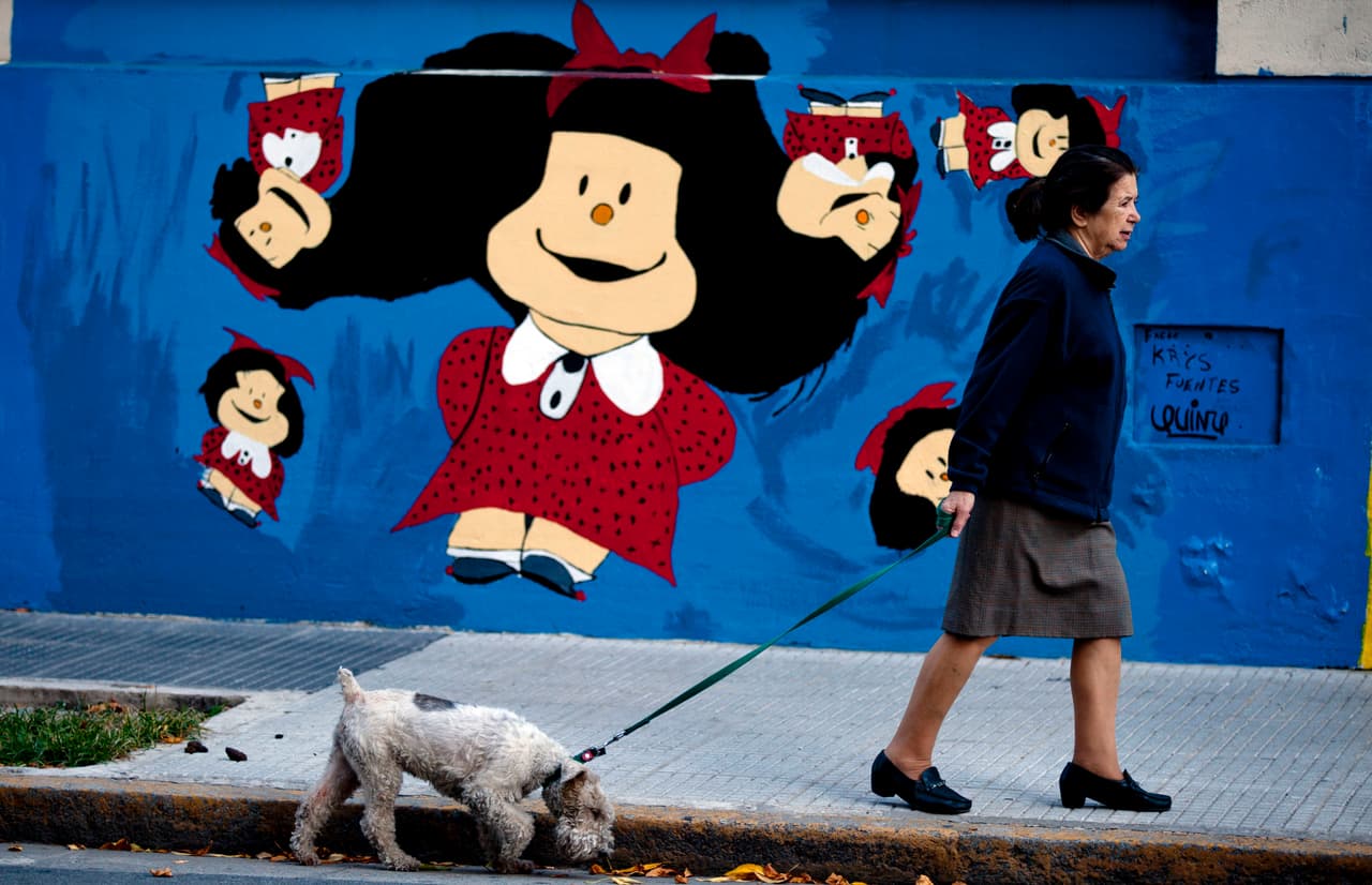 Mafalda, el mítico personaje de Quino, en el muro del hospital de niños de Buenos Aires, la ciudad a donde se mudó el artista a los 18 años. El humorista nació en Mendoza en 1932 y abandonó sus estudios de dibujo en una escuela de Bellas Artes para dedicarse al mundo gráfico y las historietas.