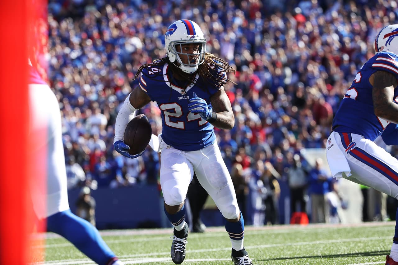 ORCHARD PARK, NY - SEPTEMBER 25: Stephon Gilmore #24 of the Buffalo Bills returns an inteception against the Arizona Cardinals during the second half at New Era Field on September 25, 2016 in Orchard Park, New York. (Photo by Tom Szczerbowski/Getty Images)