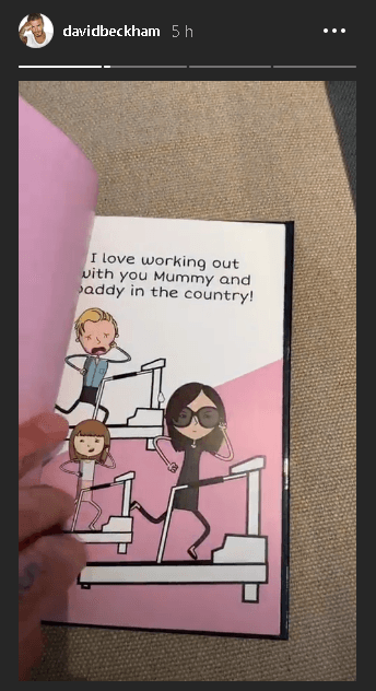 "Amo hacer ejercicio en la ciudad con ustedes mami y papi", dice otra de las páginas en la que Harper se incluyó con su atuendo de cabello corto y fleco.