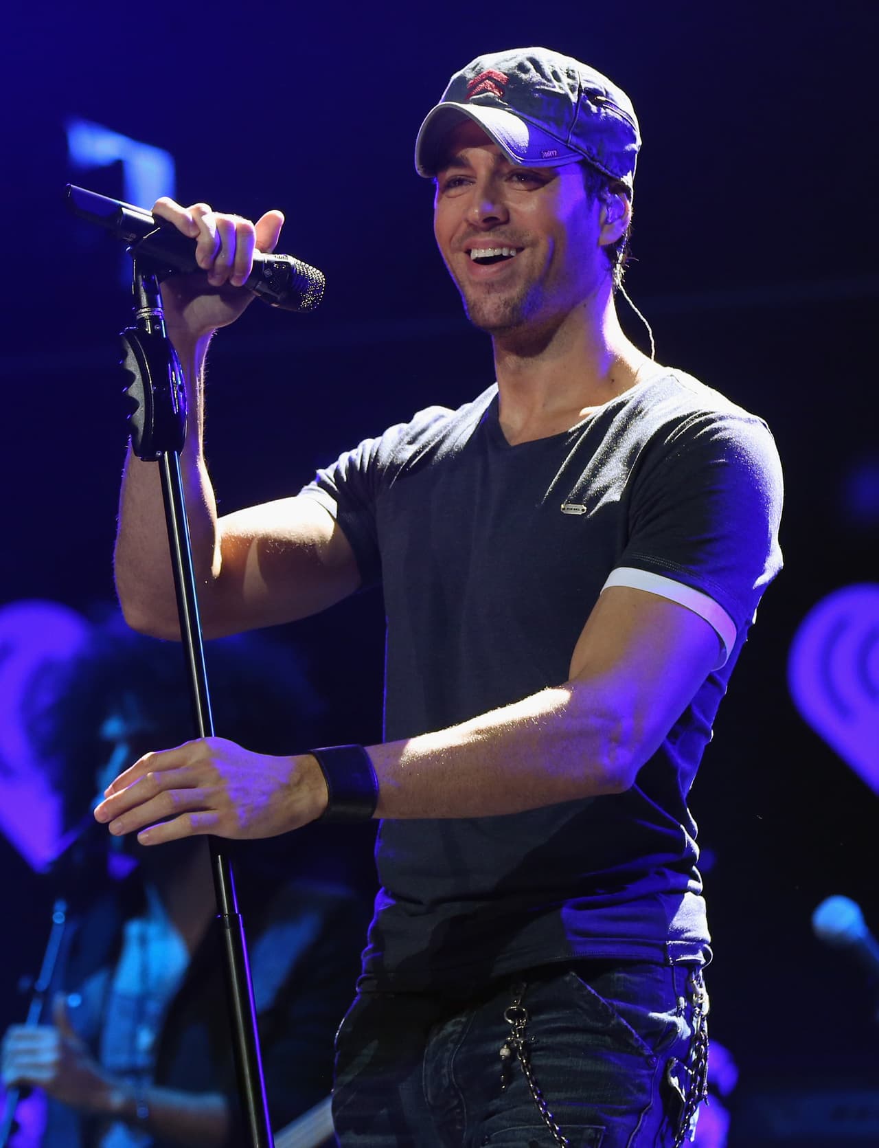 Esta semana, el cantautor 
<b>Enrique Iglesias</b>, de 44 años, concedió una entrevista al diario 
<b><a href="https://elpais.com/elpais/2019/11/29/icon/1575023673_716194.html" target="_blank">El País</a></b> en la cual confirmó que su relación con 
<b>su padre, Julio Iglesias</b>, ha mejorado mucho.