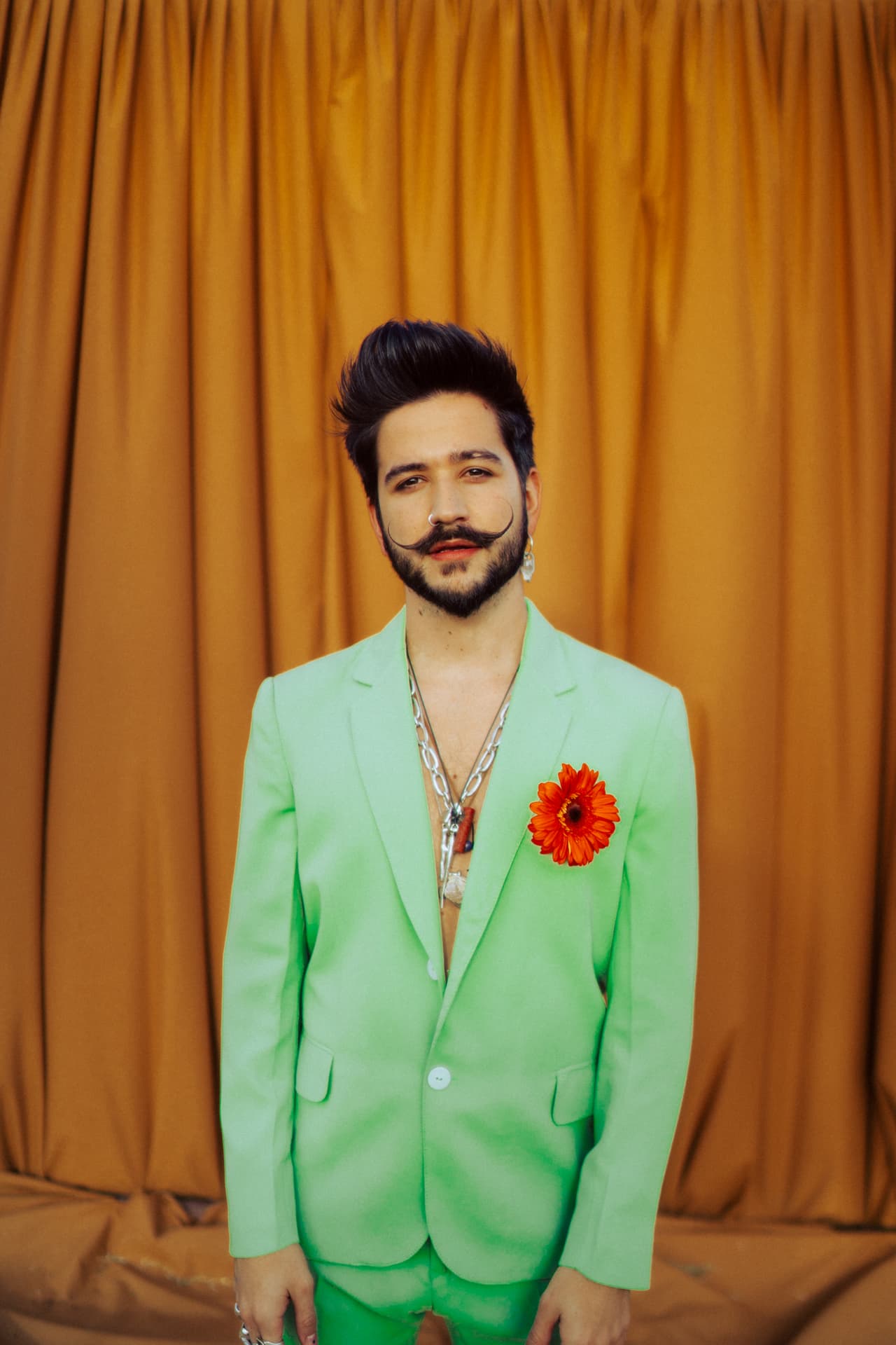 La Academia Latina de la Grabación y Univision celebrarán este 9 de mayo a las mujeres que han hecho historia en la música latina y a las nuevas generaciones. Thalía, Luis Fonsi y Becky serán los conductores, pero también tendremos a tres presentadores durante la noche. El primero de ellos es el cantante
<b>Camilo</b>.