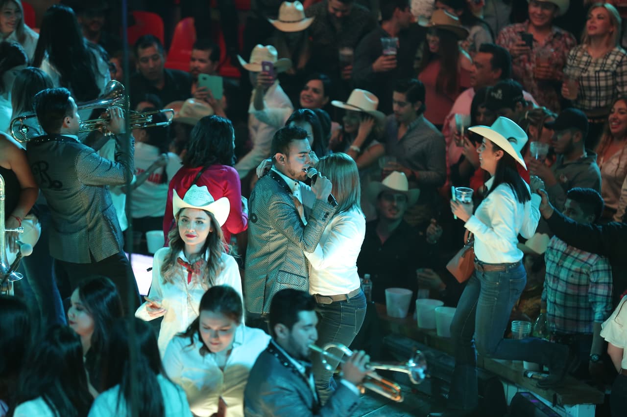 El ambiente se siente más festivo conforme avanza la noche.