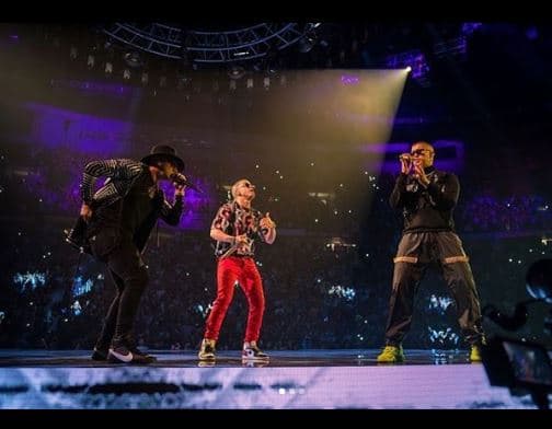 'Dame algo' y 'Escápate conmigo', fueron los temas que Bad Bunny interpretó junto al dúo Wisin y Yandel.