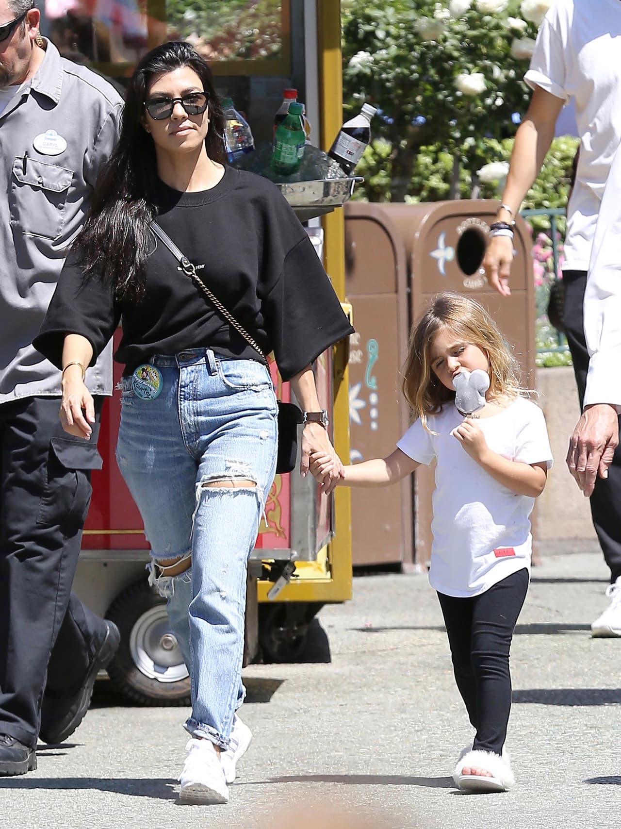 Kourtney, Scott y los chicos disfrutaron de juegos clásicos como 'It's A Small World', 'Thunder Mountain', 'Dumbo' y 'Mr Toad's Wild Adventure'.