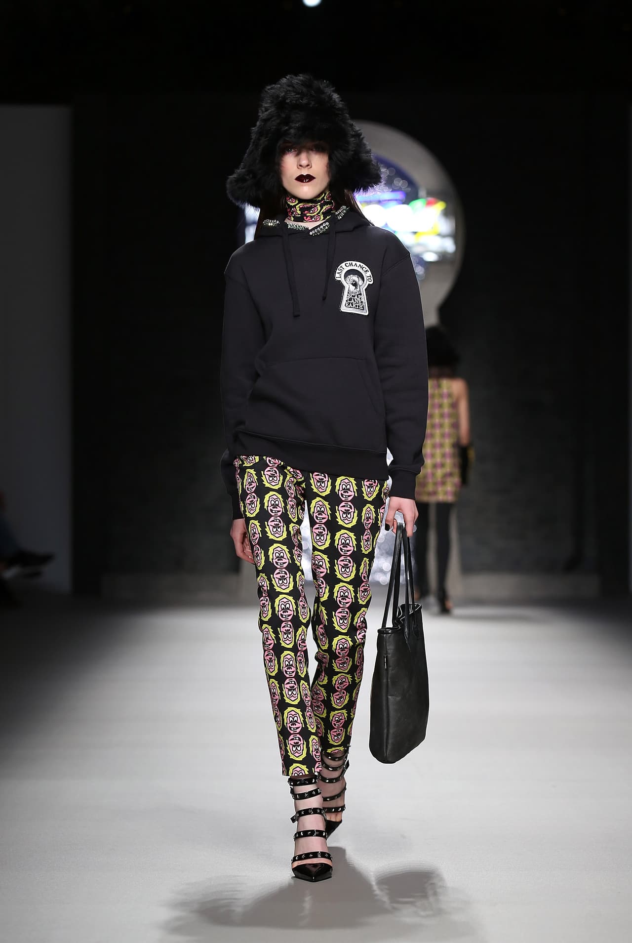 Cómo combinarlas. Muchos son los conjuntos que puedes armar con una sudadera, pero a la hora de vestirla para ir a trabajar es recomendable no abusar del sporty look, sino complementarla con prendas más femeninas y elegantes.