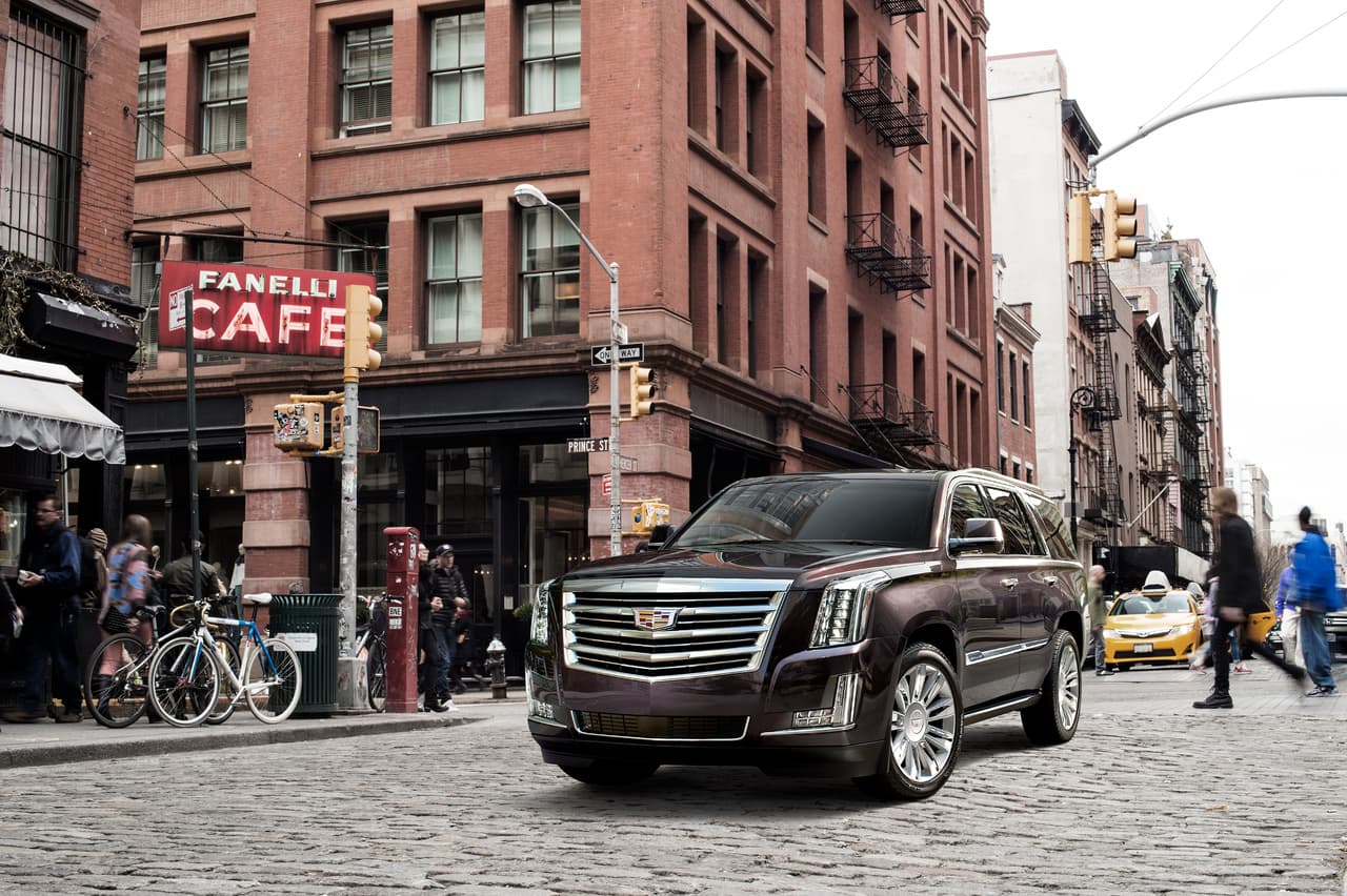 <b>1. Cadillac Escalade</b>: Consumer Reports dice que la SUV de ultra lujo de General Motors, basada en las mismas camionetas que ocuparon el octavo lugar en esta lista “falla en los aspectos fundamentales de una SUV de lujo; su paseo es muy rígido y falla en maniobrar y detenerse con la gracias de sus competidoras”. La publicación aplicó deméritos a la gigantesca camioneta de Cadillac por una transmisión defectuosa, el comportamiento tosco de su transmisión y sus equipos electrónicos.
<br>