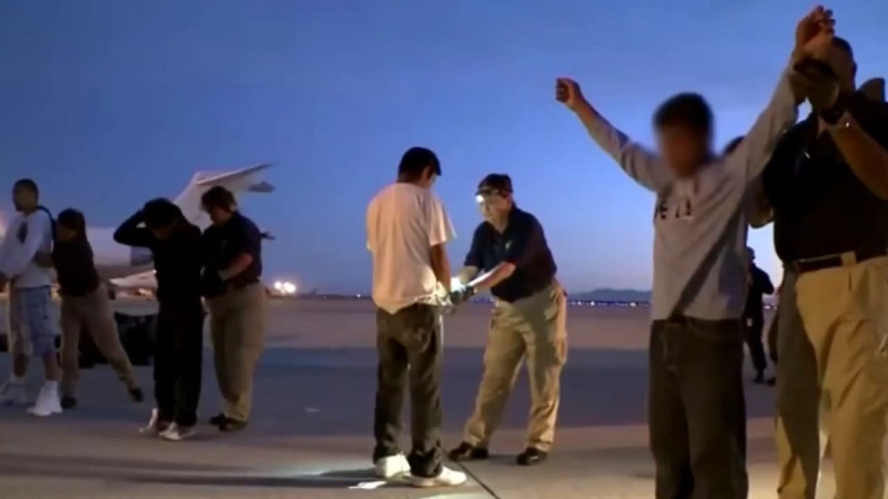 Corte Suprema da luz verde al gobierno Trump por ahora para reanudar las deportaciones a terceros países