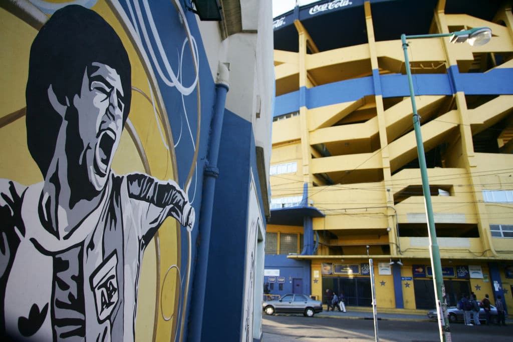 Un mural, a un costado de La Bombonera de Boca Juniors, muestra al Diego gritando un gol con la camiseta de Argentina.