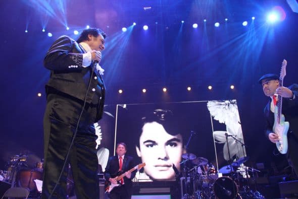 El Divo de Juárez, Juan Gabriel, hizo retumbar Phoenix con su música, su voz y sus bailes, enloqueciendo a miles de fans que llenaron el US Airways Center. Con un "¡Viva México!", Juanga arrancó su gira de conciertos del tour "Volver" ante un auditorio repleto que respondió con la misma pasión. Este ícono mexicano deleitó al público con sus grandes éxitos como "Querida", "El Noa Noa", "Inocente pobre amigo," y "Amor Eterno" entre muchos otros. El cantante se entregó por entero a sus seguidores, quienes cantaron, bailaron, lloraron y hasta aprovecharon para tomarse una selfie en un espectáculo que fue divertido y emotivo a la vez.