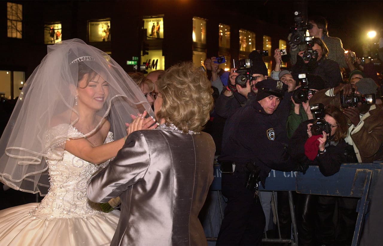 Mencionó que Tommy Mottola 
<b><a href="https://www.univision.com/entretenimiento/a-18-anos-de-la-boda-de-thalia-y-tommy-mottola-mitzy-revela-un-secreto-del-vestido-de-novia-de-la-cantante" target="_blank">pagó todo lo relacionado con el vestido</a></b> y no solo el costo de la prenda.