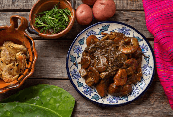 <b>Romeritos </b>es una comida típica navideña en México con una larga tradición en ese país, pero no tan conocido fuera. Para prepararlos hace falta tomar las hojas de la planta quilete (o romerito) y combinarla con mole, patata y frecuentemente camarón. 
<br>