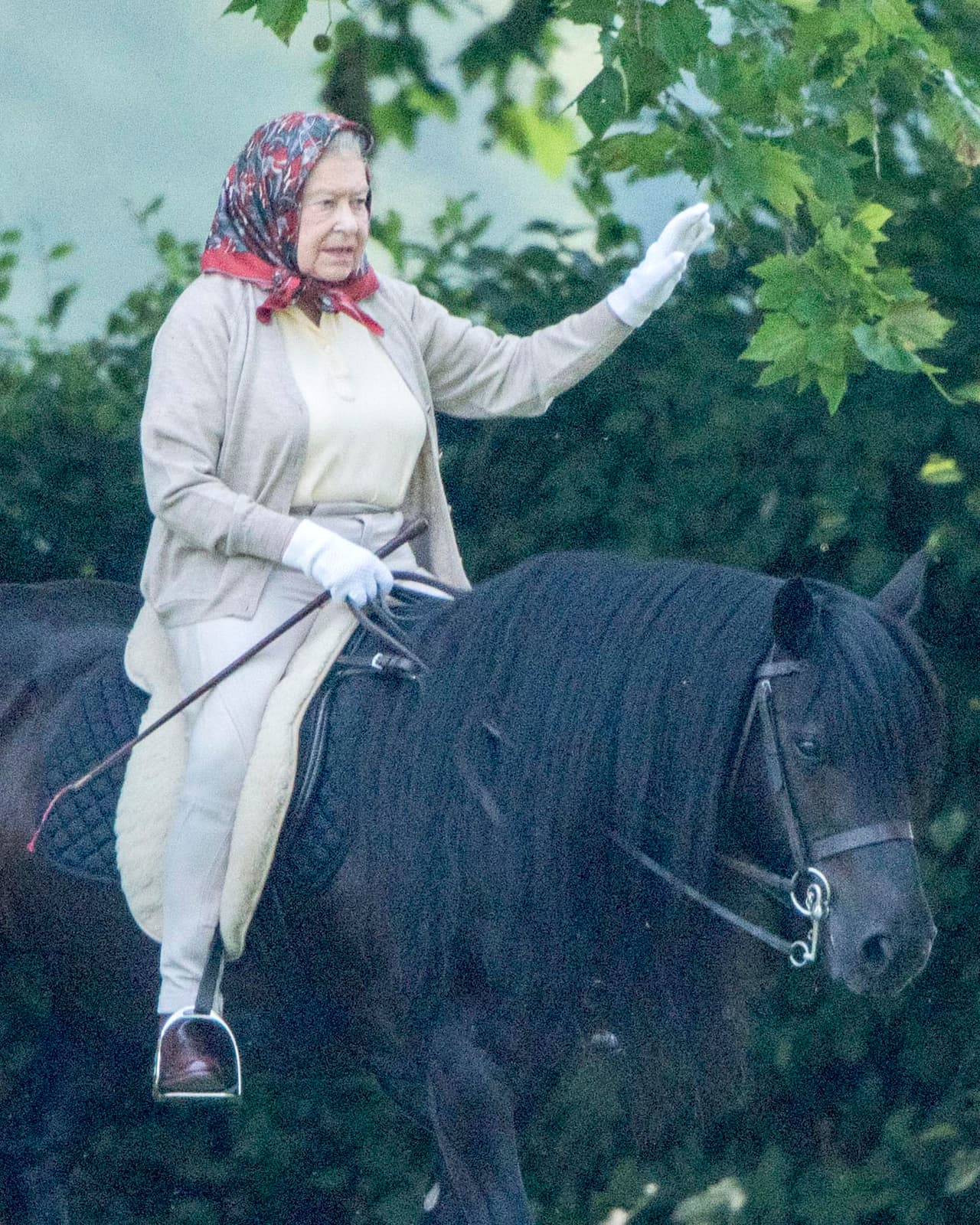 La madre del príncipe Carlos ha sido vista antes cabalgado y hasta saluda a quienes la ven a lo lejos.