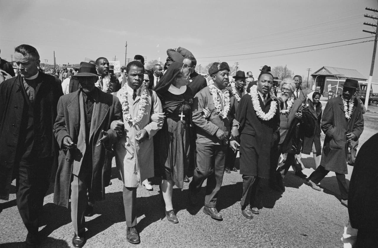 Tenían la intención de marchar de Selma a Montgomery para demostrar la necesidad de los derechos de voto en el estado. Los manifestantes fueron atacados por patrulleros de Alabama en una confrontación que se conoció como el "Domingo Sangriento".