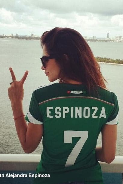 Alejandra no se pierde un solo partido de la selección mexicana de futbol. Es una fanática del deporte más hermoso del mundo.
