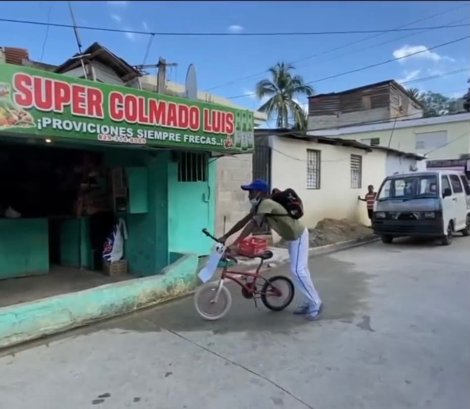 A sus
<a href="https://www.univision.com/temas/menores-de-edad">12 años</a>, este dominicano tiene claro que para salir de la pobreza y para ayudar a sus padres debe trabajar arduamente, sin dejar de lado su más grande anhelo de
<b>emular a su paisano Pedro Martínez y llegar al Salón de la Fama de las Grandes Ligas del Béisbol. </b>
<br>