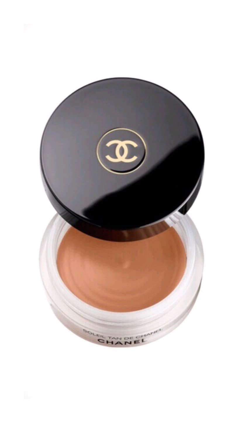 SOLEIL TAN, Chanel, Macy's, $50 dólares. Este bronceador en crema está enriquecido con ceras minerales, por lo que su aplicación es muy sencilla. Además sus polvos minerales dejan un efecto mate. La piel queda con un tono dorado natural y con un acabado aterciopelado.