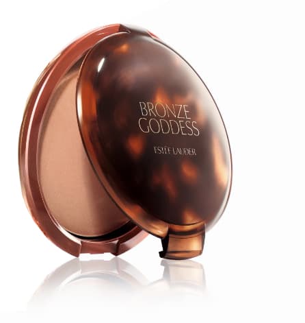 BRONZE GODDESS ILUMINATOR, Estée Lauder, Macy's, $39 dólares. Su fórmula es libre de aceites, contra el brillo y es perfecta para las pieles grasas. Da a la piel un tono dorado luminoso de larga duración. Además, lo puedes aplicar en cara, escote y hombros.